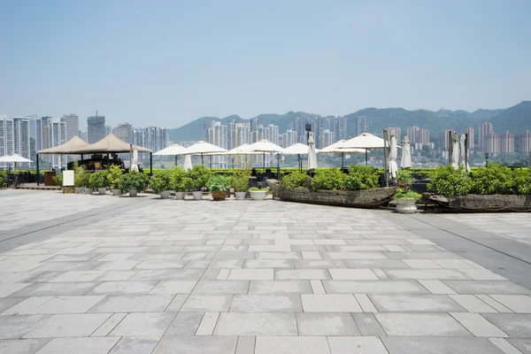 Pavimento vuoto con paesaggio urbano e skyline di Chongqing — Foto Stock