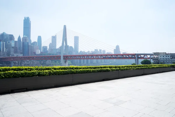 Plancher vide avec paysage urbain et horizon de Chongqing — Photo