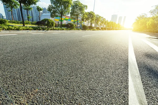 Nueva calle asfaltada vacía al amanecer — Foto de Stock