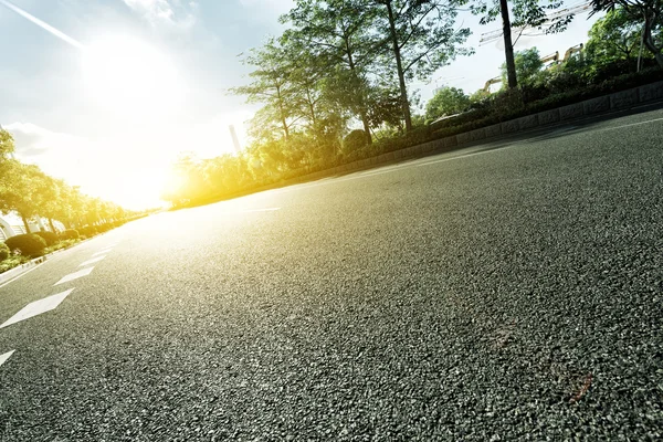 Vazio nova rua asfalto ao nascer do sol — Fotografia de Stock