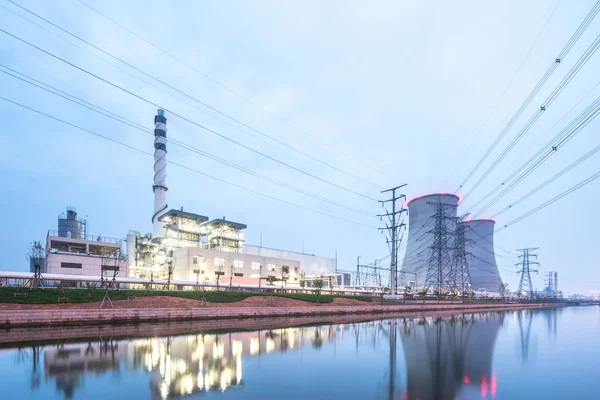 Moderna fábrica cerca del río — Foto de Stock