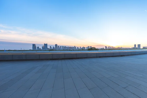 Plaza con paisaje urbano y horizonte al amanecer en Harbin —  Fotos de Stock