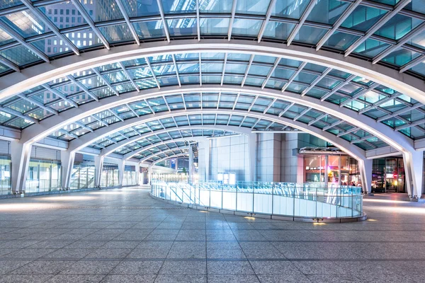 Bürogebäude in der Innenstadt von Tokio in der Nacht — Stockfoto