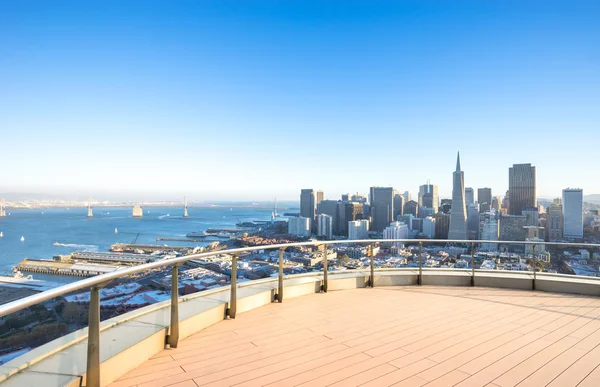 Tomma golv med stadsbilden och skyline av San Francisco — Stockfoto