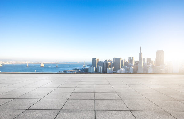 пустой этаж с городским пейзажем и видом на Сан-Франциско
