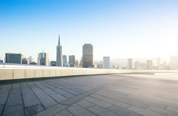 Plancher vide avec paysage urbain et skyline de San Francisco — Photo