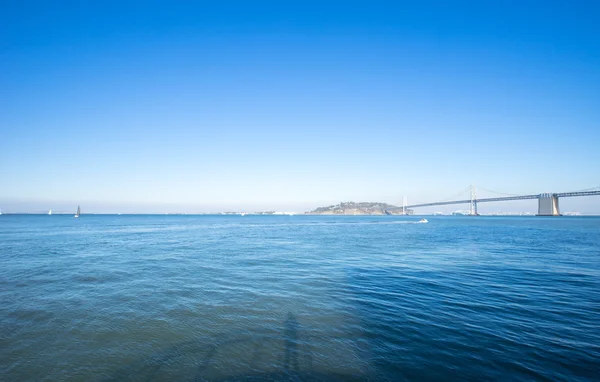 Landmark baai brug over rustige zee — Stockfoto