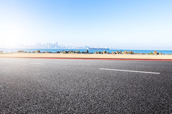 Estrada de asfalto com paisagem urbana e horizonte de São Francisco — Fotografia de Stock