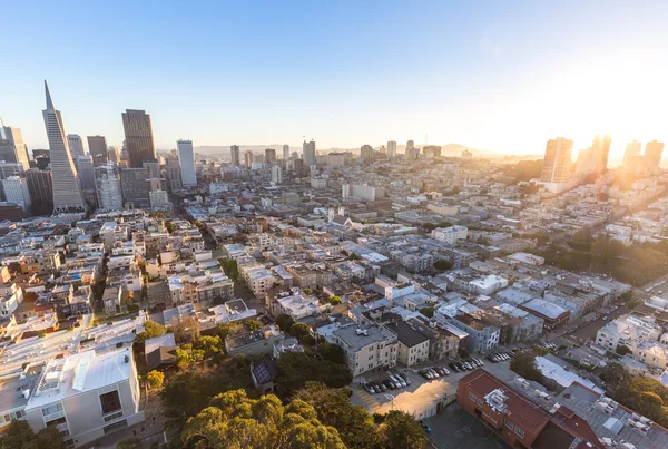 Paisagem urbana e horizonte de São Francisco ao nascer do sol — Fotografia de Stock
