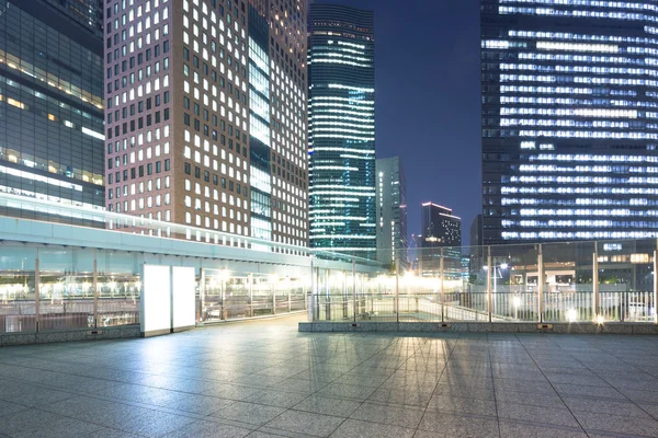 Biurowce w centrum Tokio, w nocy — Zdjęcie stockowe