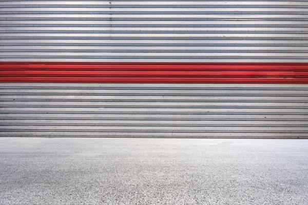 Estrada de concreto vazio com parede padrão — Fotografia de Stock
