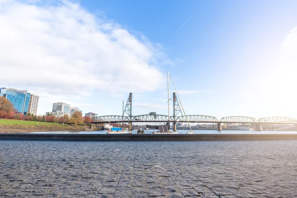 Portland çelik köprü ile taş zemine — Stok fotoğraf
