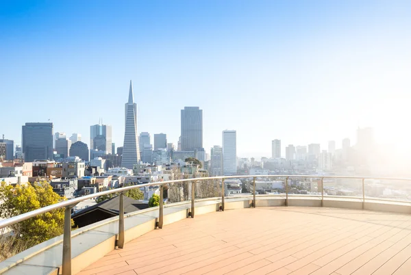 Piano vuoto con paesaggio urbano e skyline di San Francisco — Foto Stock