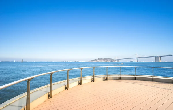 Leere Terrasse mit Lorbeerbrücke über dem Meer — Stockfoto