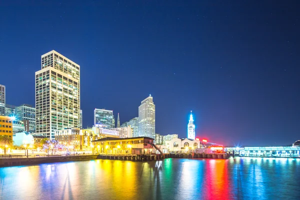 Bürogebäude in Wassernähe bei Nacht in San Francisco — Stockfoto