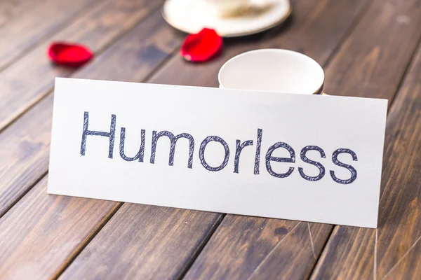 Papier z word humorless przeciwko filiżanki kawy — Zdjęcie stockowe