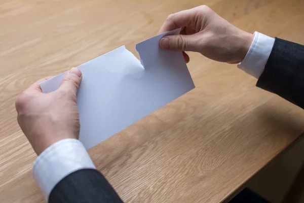 Empresário rasgando papel por tesoura — Fotografia de Stock