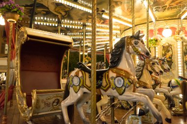 gece karnavalında boş atlı karınca 