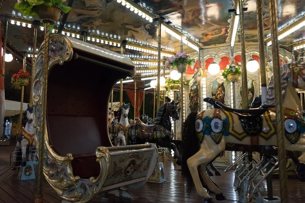 Lege merry-go-round bij nacht carnaval — Stockfoto