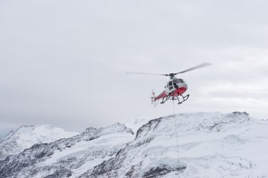 Alp Dağları'nda küçük helicoper