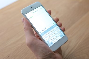işadamı cep telefonu ofisinde tutuyor.