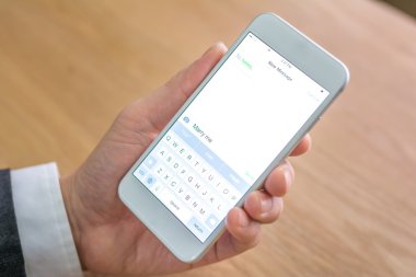 işadamı cep telefonu ofisinde tutuyor.