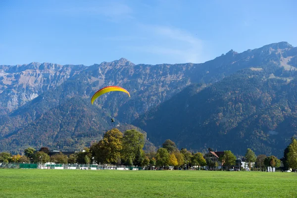 Paragliding veld in de buurt van berg van de Alpen in Zwitserland — Stockfoto