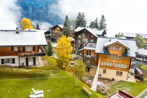 Casas de aldeia perto de Alpes montanhas na Suíça — Fotografia de Stock