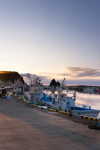 Jetée avec des navires bondés à Hokkaido au lever du soleil — Photo