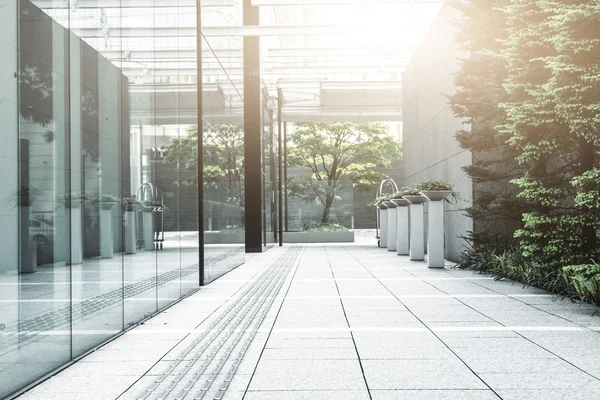 Fußweg durch moderne Bürogebäude in Tokio — Stockfoto