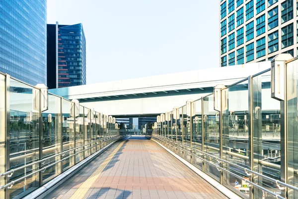 Fußweg durch moderne Bürogebäude in Tokio — Stockfoto