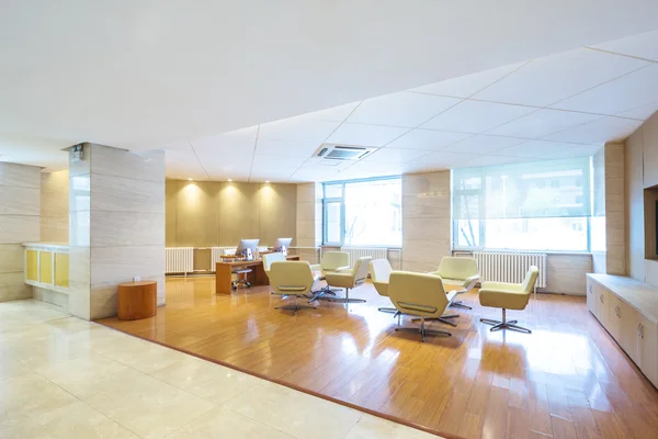 Interior del vestíbulo en un moderno hotel de lujo — Foto de Stock