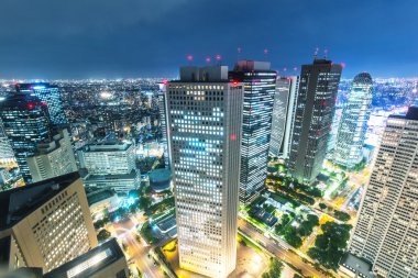 ofis binaları geceleri Tokyo şehir merkezinde