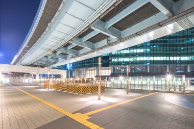 ofis binaları geceleri Tokyo şehir merkezinde