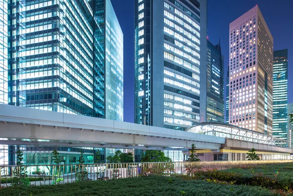 Edificios de oficinas en el centro de Tokio por la noche — Foto de Stock
