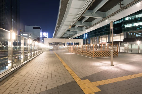 Edifícios de escritórios no centro de Tóquio à noite — Fotografia de Stock