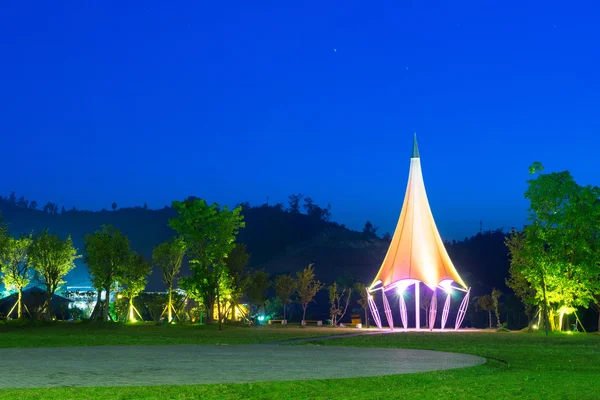 Tente extérieure avec toit pointu dans le jardin la nuit — Photo