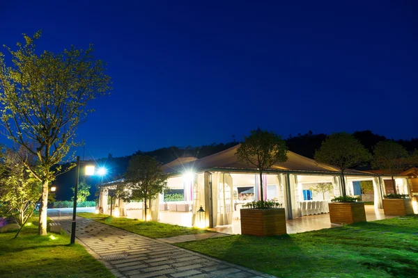 Restaurante ao ar livre sob enorme barraca à noite — Fotografia de Stock