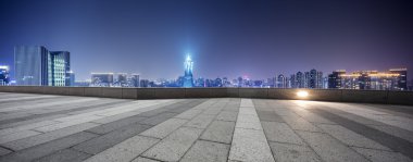 Hangzhou modern binalar ile boş sokak 