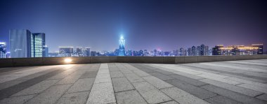 Hangzhou modern binalar ile boş sokak 