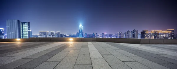 Leere Straße mit modernen Gebäuden in Hangzhou — Stockfoto