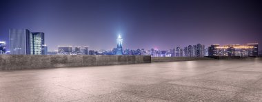 Hangzhou modern binalar ile boş sokak 