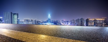 Hangzhou modern binalar ile boş sokak 