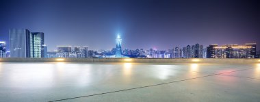 Hangzhou modern binalar ile boş sokak 