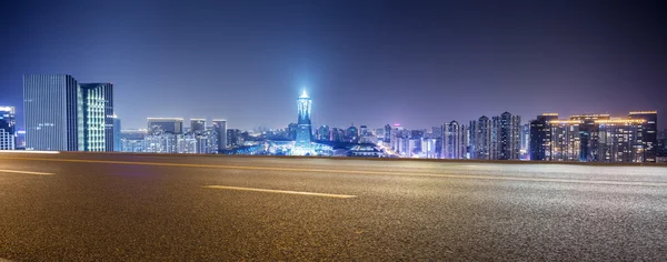 Rua vazia com edifícios modernos em Hangzhou — Fotografia de Stock