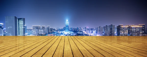 Деревянный пол с современными зданиями в Ханчжоу — стоковое фото