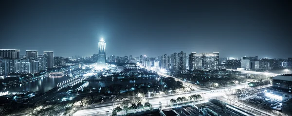 Hangzhous bydel og skyline om natten – stockfoto