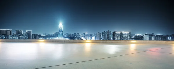 空荡荡的街道，与现代建筑的杭州 — 图库照片