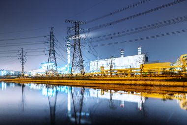 binalar Nehri yakınında modern güç istasyonu 