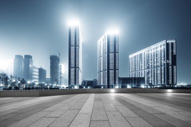 Hangzhou modern binalar ile boş sokak 